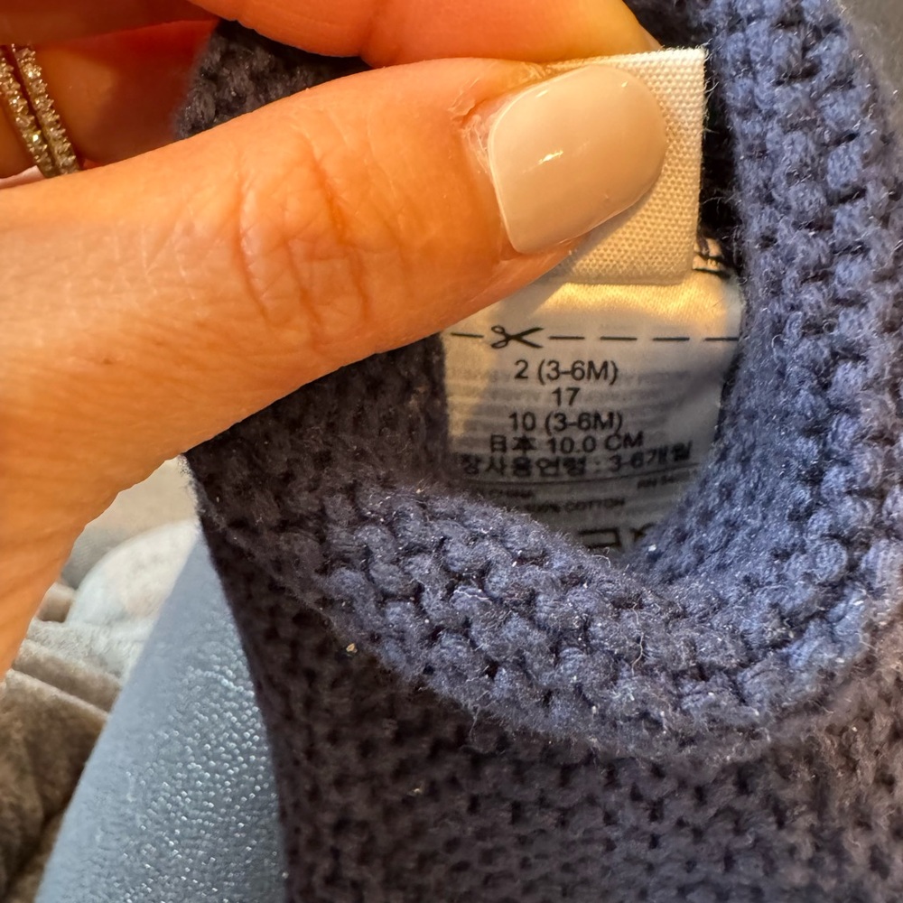 Baby gap hat and booties bundle - Picture 3 of 4